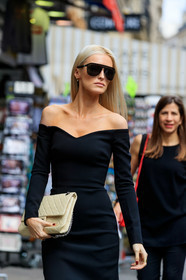 kate davidson hudson, chanel bag, light beige leather bag, quilted bag, black sunglasses, black dress, big sunglasses, futurist shape sunglasses, strapless dress, long sleeves dress, half shoulder dress, PARIS, PFW, SPRING SUMMER 2020, SS 20, fashion week, frenchystyle, FW, jonathan paciullo, street style, vertical, atmosphere details, detail