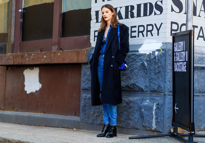 black coat, black shoes, blue denim, denim pants, denim shirt, high heels, jeans, leather bag, leather shoes, red lips, trousers, fashion week, frenchystyle, FW, jonathan paciullo, street style, NYFW, NEW YORK, AUTUMN WINTER 2018-2019, AW 18-19, FALL WINTER 2018-2019, FW 18-19, atmosphere details, horizontal, full length, model