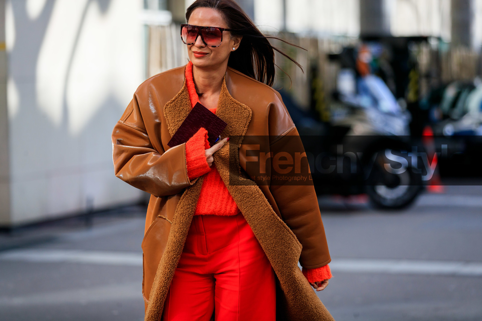 camel leather coat, fur coat, red pants, red pullover, aviator sunglasses, big sunglasses, smoked sunglasses, scale sunglasses, fashion week, frenchystyle, FW, jonathan paciullo, street style, PFW, PARIS, AUTUMN WINTER 2020-2021, FALL WINTER 2020-2021, FW 20-21, horizontal, detail, atmosphere details