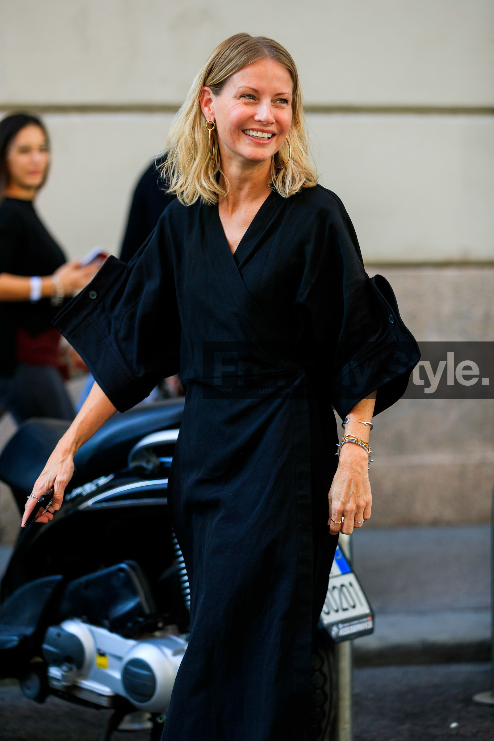 holly rodgers, holli rogers, black dress, low necked dress, wrap dress, short sleeves dress, oversize sleeves, hoop earrings, golden bracelet, golden earrings, silvered bracelet, multi bracelet, fashion week, frenchystyle, FW, jonathan paciullo, street style, vertical, atmosphere details, detail, MFW, MILAN, SPRING SUMMER 2020, SS 20