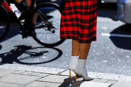 checked, leather shoes, plaid, red skirt, tartan, vêtements, white boots, fashion week, frenchystyle, FW, jonathan paciullo, street style, LFW, LONDON, SPRING SUMMER 2019, SS 19, atmosphere details, horizontal, detail
