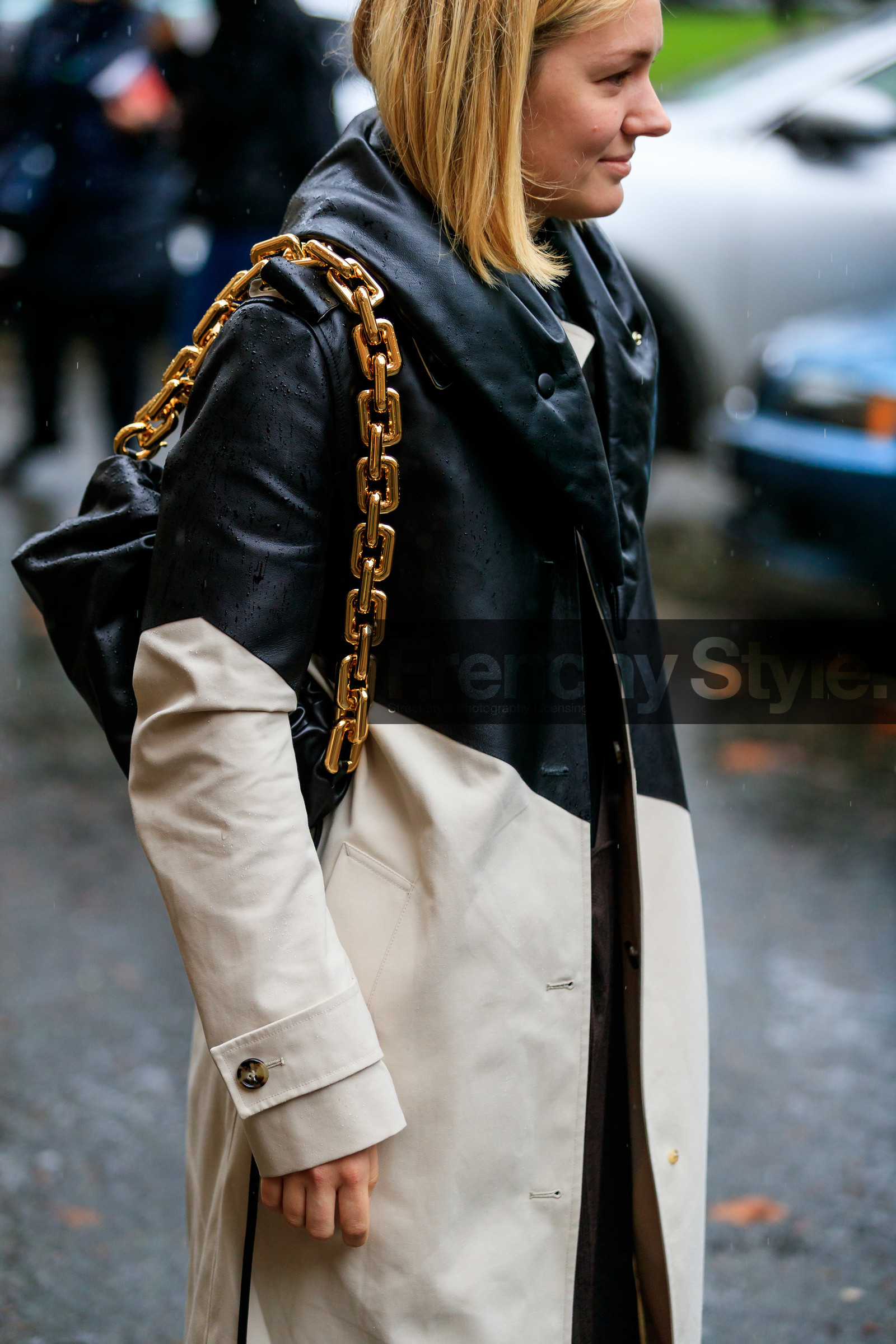 black leather bag, black leather trench coat, beige trench coat, bicolor trench coat, shoulder bag, golden chain strap bag, chain strap bag, fashion week, frenchystyle, FW, jonathan paciullo, street style, LFW, LONDON, AUTUMN WINTER 2020-2021, FALL WINTER 2020-2021, FW 20-21, vertical, atmosphere details, detail