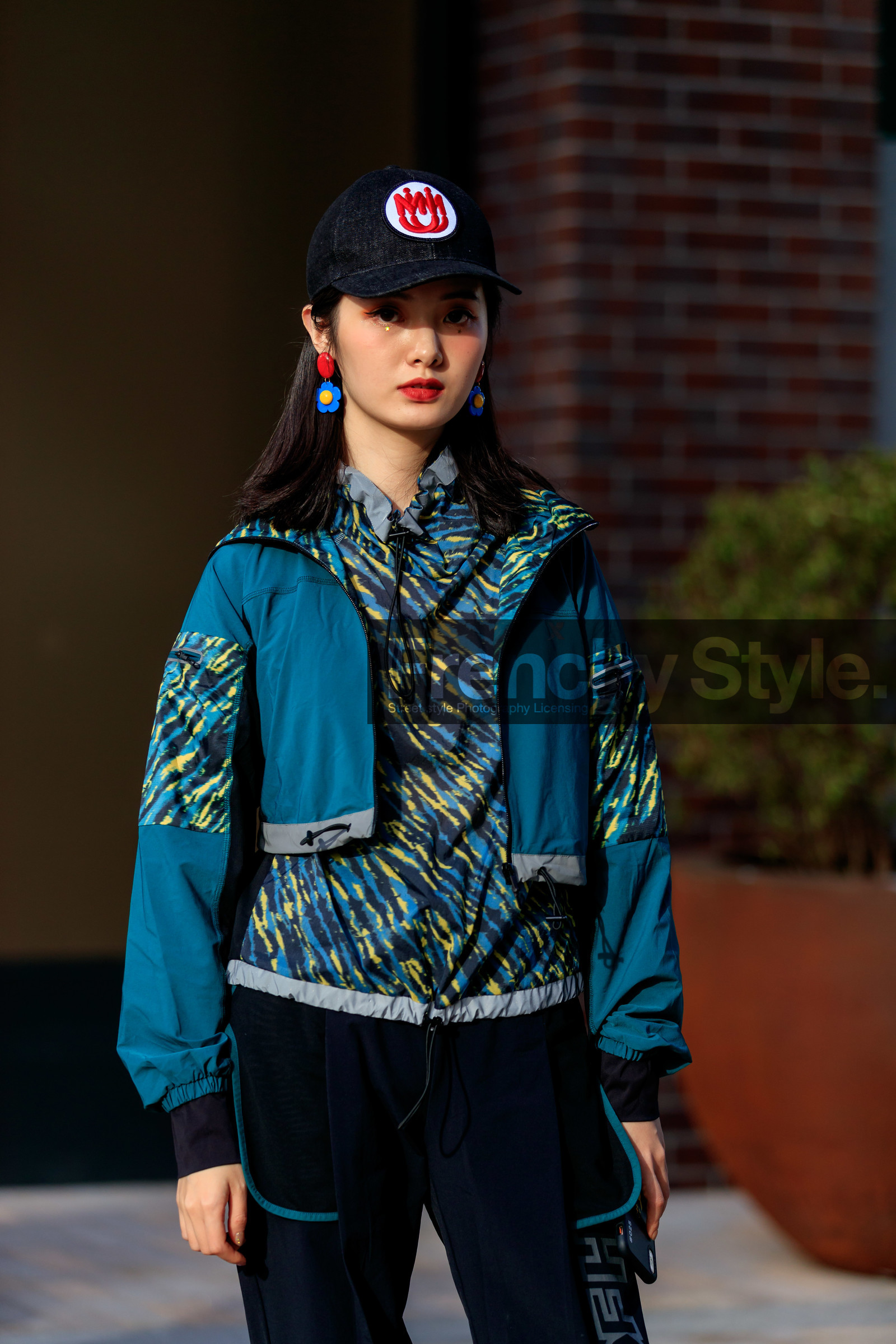 sportswear, black cap, logo print cap, blue jacket, waterproof jacket, eye make up, make up details, strars make up, orange eyeshadow, black eyeliner, plastic earrings, flowers earrings, blue earrings, red earring, house of holland pants, black pants, animal print coat, animal print jacket, animal print top, multicolor top, blue top, yellow top, denim cap, fashion week, frenchystyle, FW, jonathan paciullo, street style, vertical, detail, atmosphere details
