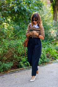 natasha goldenberg, miu miu pullover, beige pullover, jacquard pullover, big collar, dark grey pants, carrot pants, belted pants, black leather belt, animal skin belt, white leather shoes, kitten heels shoes, sling back shoes, golden rings, animal shape ring, cartier ring, black leather bracelet, big bangle, big bracelet, stone bracelet, PARIS, PFW, SPRING SUMMER 2020, SS 20, fashion week, frenchystyle, FW, jonathan paciullo, street style, vertical, full length