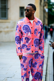 pink cardigan, pink jacket, pink pants, knit jacket, knitwear, knit pants, purple cardigan, purple jacket, purple pants, bandana printed jacket, bandana printed pants, jacquard cardigan, jacquard pants, jacquard jacket, dadju, fashion week, frenchystyle, FW, jonathan paciullo, street style, PFW, PARIS, SPRING SUMMER 2022, SS 22, vertical, atmosphere details, detail