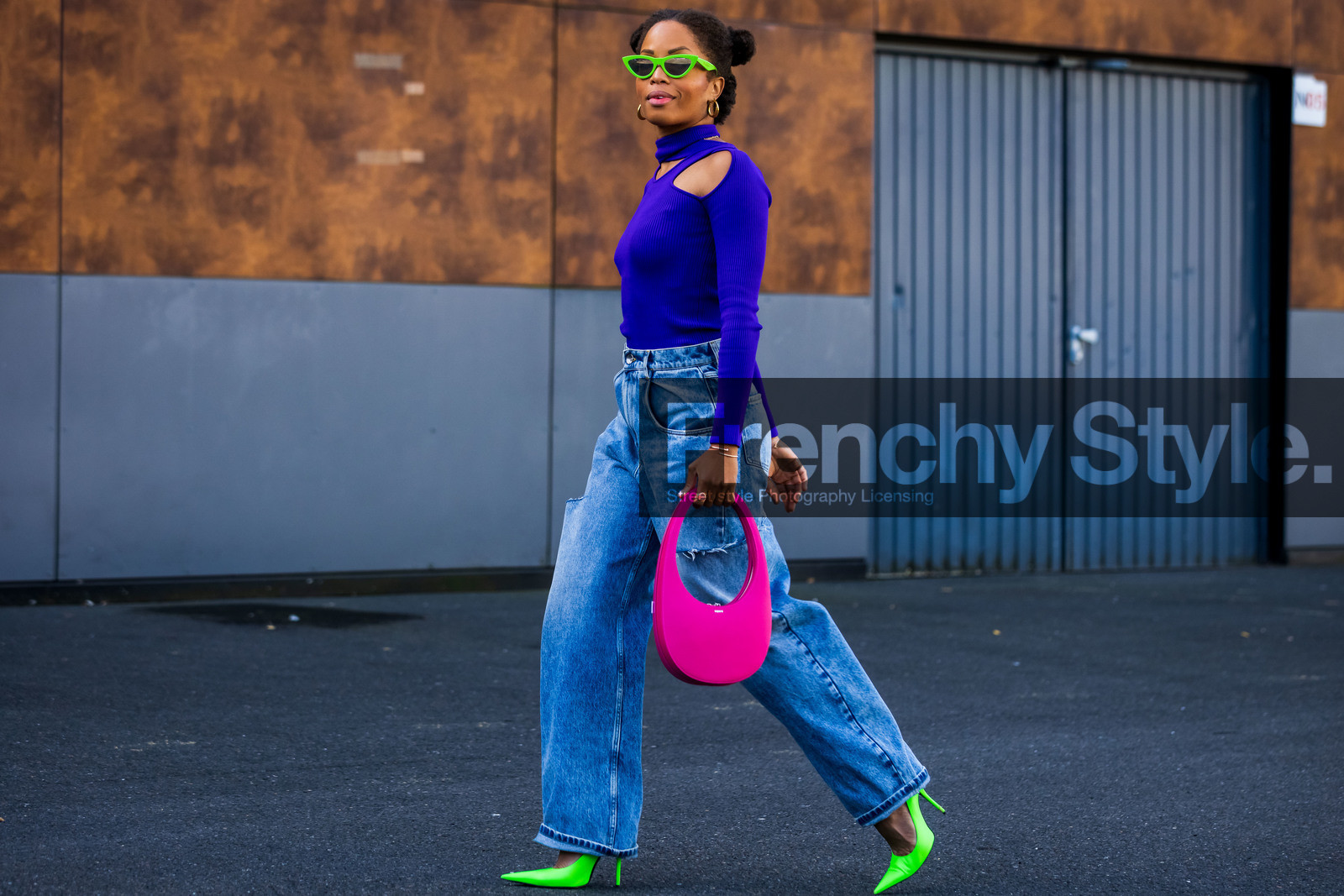 bag, blue denim, blue electric top, color, coperni bag, cut out top, denim, Ellie Delphine, fluo green shoes, fluo green sunglasses, fluo pink bag, jean, large denim, large jean, pink bag, sunglasses, top, street style, jonathan paciullo, FW, frenchystyle, fashion week, PFW, PARIS, SPRING SUMMER 2022, SS 22, horizontal, atmosphere details, full length