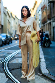 nude shirt, nude pants, silk pants, silk shirt, satin pants, satin shirt, short sleeves shirt, pyjama shirt, pyjama pants, pyjama look, yellow bag, fur bag, fringe bag, Tiffany Hsu, street style, jonathan paciullo, FW, frenchystyle, fashion week, MFW, MILAN, SPRING SUMMER 2021, SS 21, vertical, full length