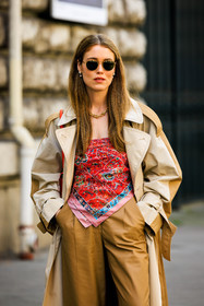 black sunglasses, beige trench, classic trench, scarf top, multprint top, highwaist pants, camel pants, baggy pants, golden necklaces, Annabel Rosendahl, street style, jonathan paciullo, FW, frenchystyle, fashion week, AUTUMN WINTER 2022-2023, FALL WINTER 2022_2023, FW 22-23, PFW, PARIS, vertical, detail