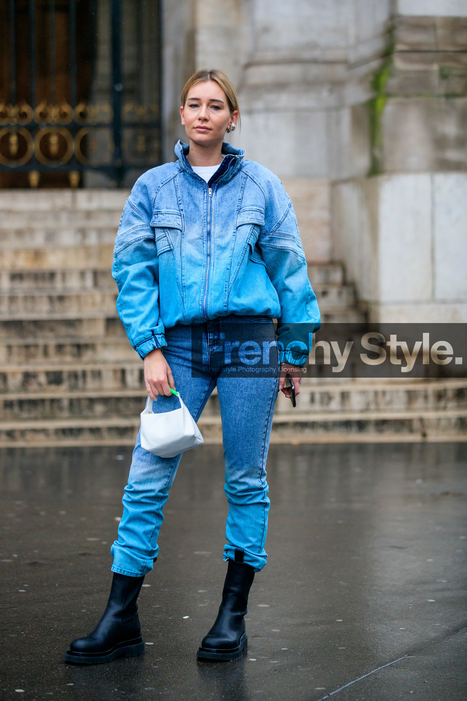 chiara capitani, denim, denim jacket, denim total look, zipped jacket, blue jacket, blue jeans, tie and dye jeans, tie and dye jacket, painted jacket, painted jeans, white leather bag, hand bag, mini bag, golden earrings, geometric shape earring, diamond earrings, stella mccartney jacket, stella mccartney jeans, stella mccartney look, fashion week, frenchystyle, FW, jonathan paciullo, street style, PFW, PARIS, vertical, full length