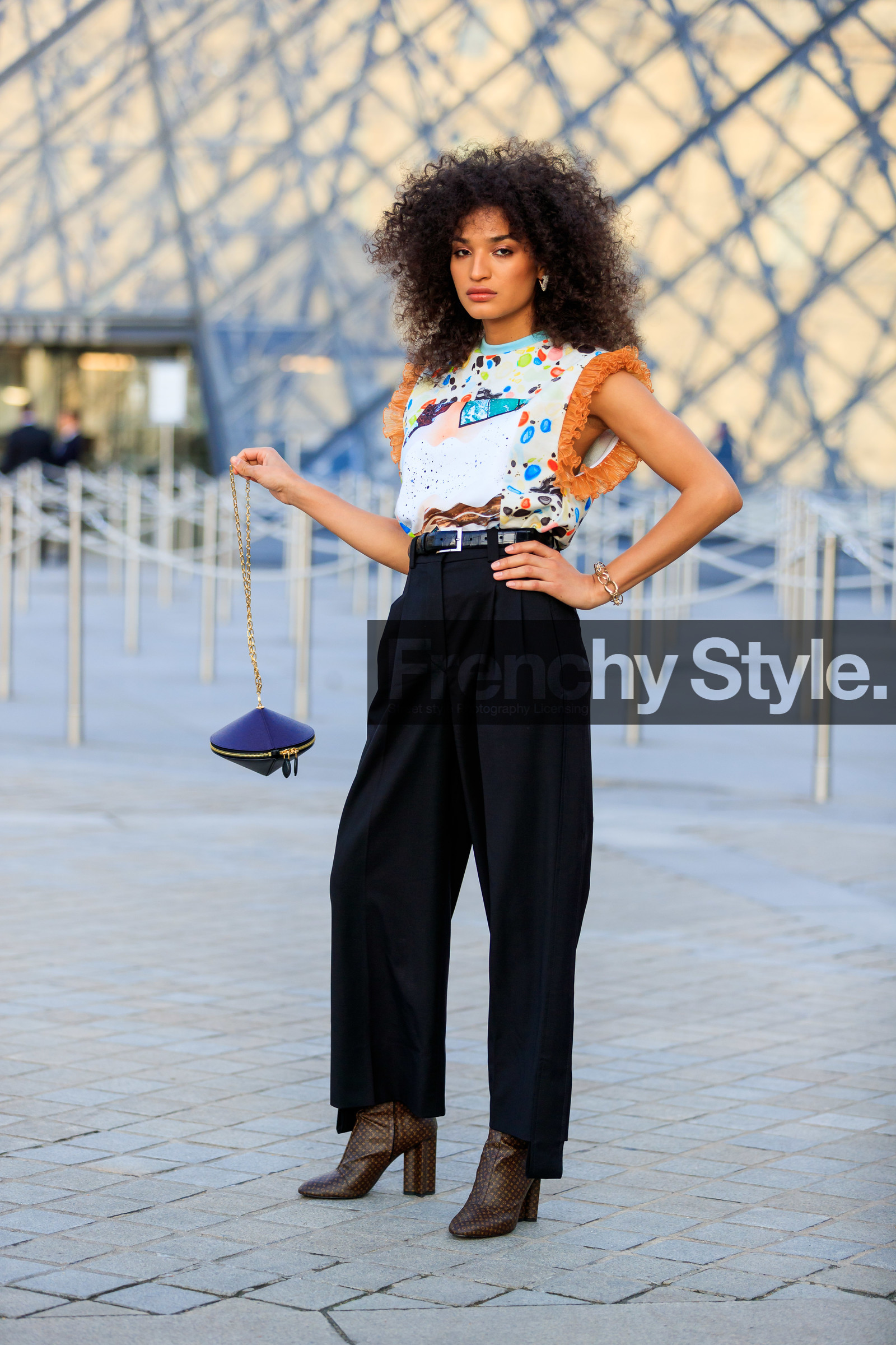 black bag, black belt, black pants, brown boots, graphic top, high heels, leather belt, leather shoes, louis vuitton, printed top, trousers, white top, PARIS, PFW, street style, jonathan paciullo, FW, frenchystyle, fashion week, AUTUMN WINTER 2019-2020, AW 19-20, FALL WINTER 2019-2020, FW 19-20, vertical, full length