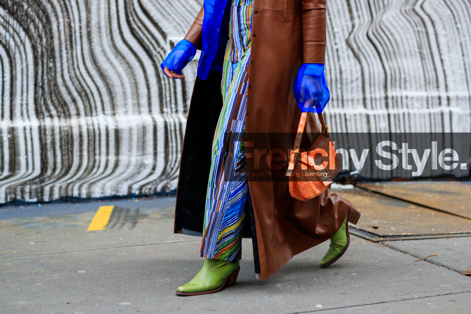 blue pants, blue shirt, brown coat, carola bernard, fendi, geometric, graphic bag, graphic pants, green boots, high heels, leather bag, leather coat, leather shoes, monogram, orange bag, printed bag, printed pants, striped pants, trousers, street style, jonathan paciullo, frenchystyle, NYFW, NEW YORK, AUTUMN WINTER 2019-2020, AW 19-20, FALL WINTER 2019-2020, FW 19-20, fashion week, FW, atmosphere details, horizontal, detail