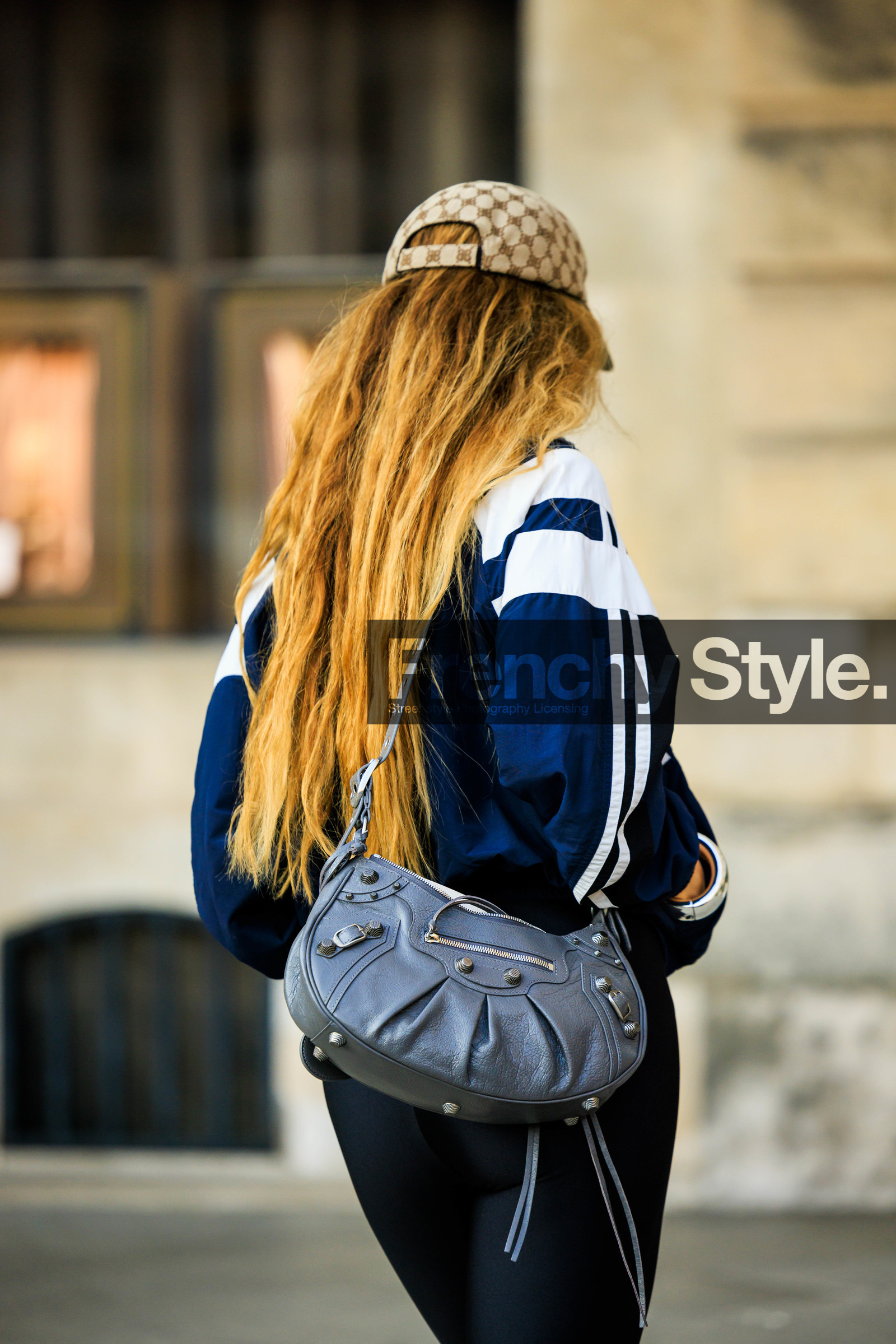 sporty look, gucci cap, logo cap, tracking jacket, navy blue jacket, black legging boots, grey handbag, long hair, balenciaga bag, back details, street style, jonathan paciullo, FW, frenchystyle, fashion week, AUTUMN WINTER 2022-2023, FALL WINTER 2022_2023, FW 22-23, PFW, PARIS, vertical, detail