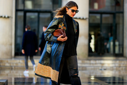 jen wonders, red lipstick, black sunglasses, black blouse, black leather coat, black jeans, pleated blouse, high collar blouse, pearl embroidered coat, strassed coat, metalic coat, golden coat, cross embroidered coat, burgundy leather clutch, fashion week, frenchystyle, FW, jonathan paciullo, street style, PFW, PARIS, horizontal, atmosphere details, detail