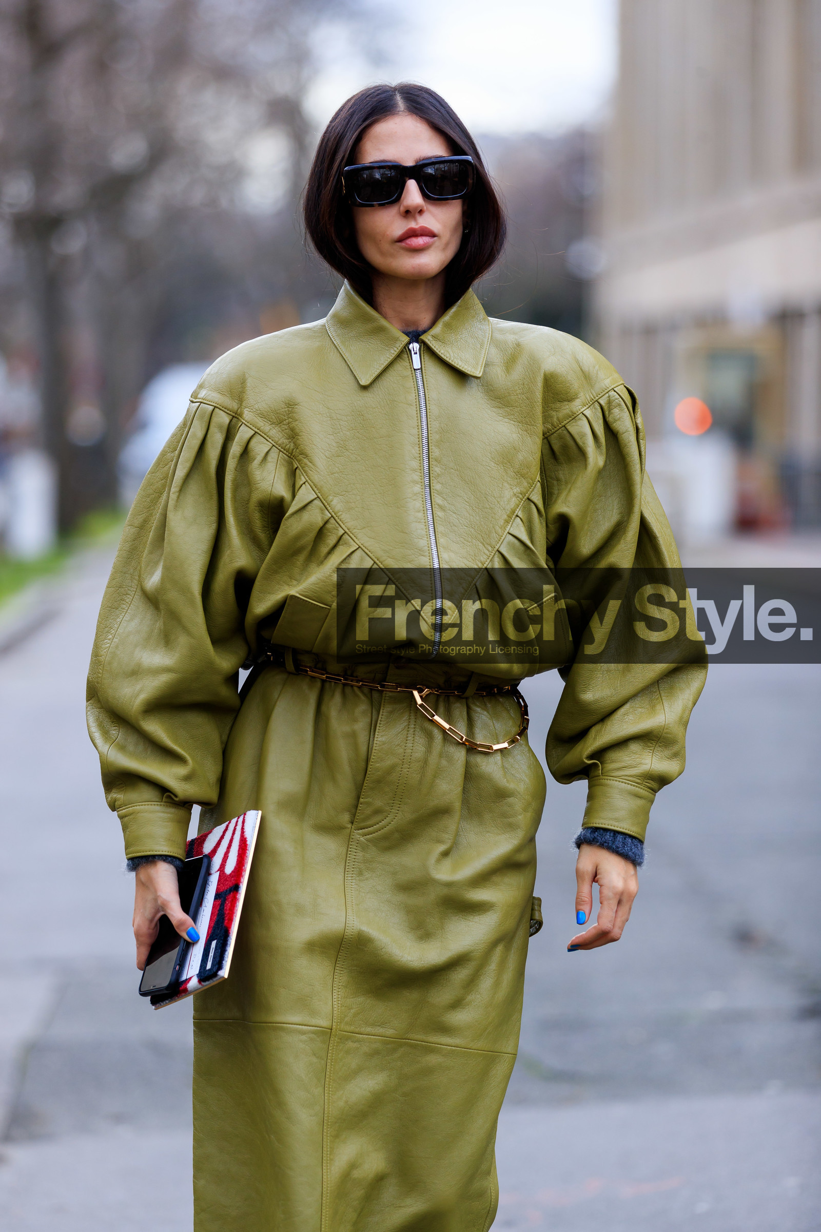 alessandra ambrosio, kaki leather jacket, kaki leather skirt, zipped jacket, mid long skirt, belted skirt, metalic belt, golden chain belt, square shape glasses, scale sunglasses, miu miu jacket, miu miu skirt, fashion week, frenchystyle, FW, jonathan paciullo, street style, PFW, PARIS, vertical, atmosphere details, detail