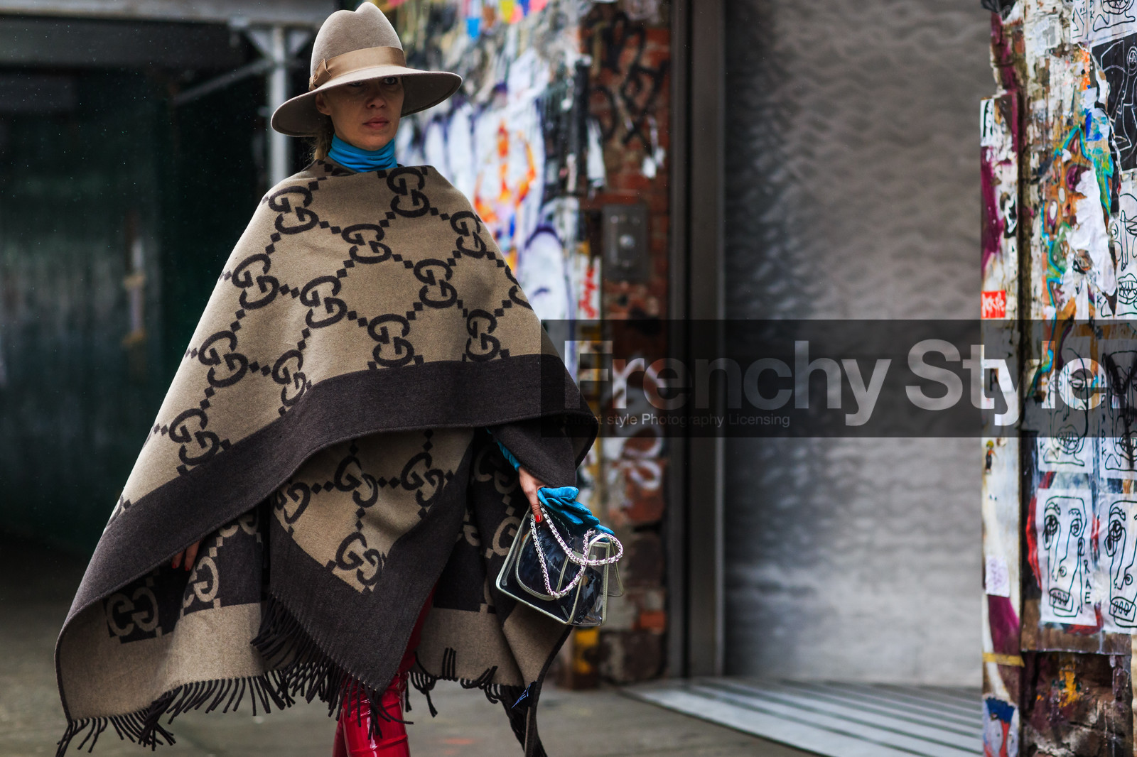 atmosphere details, AUTUMN WINTER 2016-2017, AW 16-17, beige hat, chanel, detail, fashion week, fedora, frenchystyle, FW, FW 16-17, gucci, horizontal, jonathan paciullo, leather boots, NEW YORK, NYFW, poncho, red boots, street style, transparent bag, woman