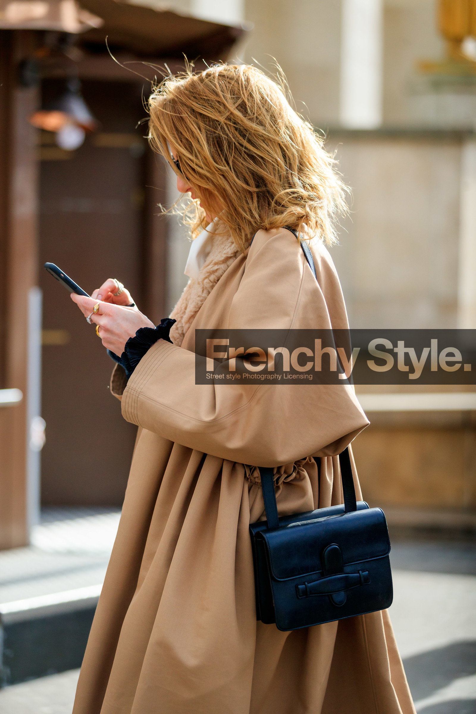 black leather bag, shoulder bag, close up detail, bag detail, camel trenchcoat, fashion week, frenchystyle, FW, jonathan paciullo, street style, PFW, PARIS, AUTUMN WINTER 2020-2021, FALL WINTER 2020-2021, FW 20-21, vertical, atmosphere details, detail