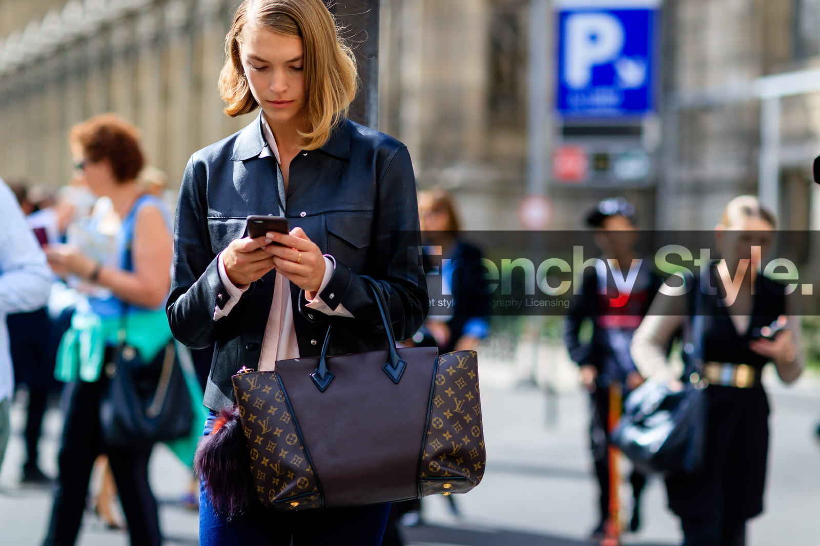 arizona muse, atmosphere details, black jacket, brown bag, detail, fashion week, frenchystyle, FW, horizontal, jonathan paciullo, leather bag, leather jacket, louis vuitton, model, monogram, PARIS, PFW, printed bag, SPRING SUMMER 2017, SS 17, street style