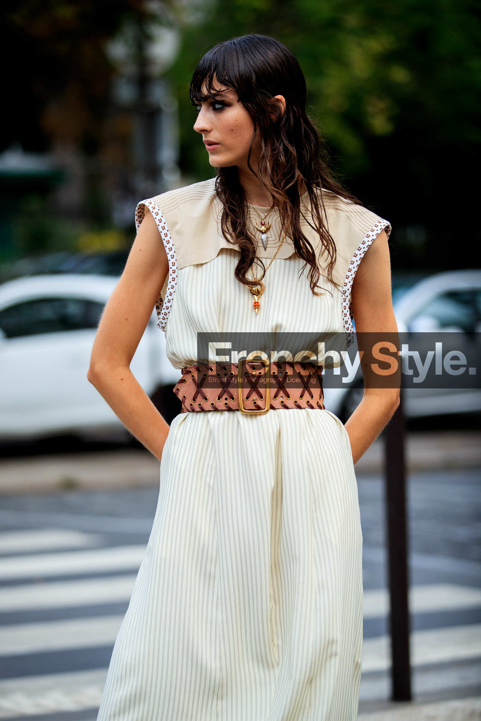 nike praesto nordstrom, hair details, make up, make up details, chloe belt, chloe dress, chloe look, chloe bracelet, chloe necklace, white dress, sleeveless dress, striped dress, belted dress, big belt, camel leather belt, long dress, black bracelet, multi bracelet, wooden bracelet, multi necklace, golden necklace, long necklace, lucky charm necklace, fashion week, frenchystyle, FW, jonathan paciullo, street style, PFW, PARIS, SPRING SUMMER 2021, SS 21, vertical, atmosphere details, detail, model