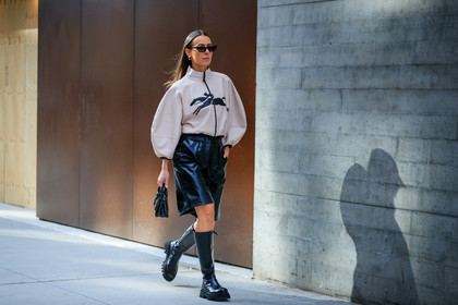 alice & j.s, alice barbier, longchamps bag, beige leather jacket, zipped jacket, animal print jacket, black leather boots, black leather bermuda shorts, black leather jacket, balloon sleeves, flat boots, chelsea boots, big sole boots, high boots, longchamps jacket, longchamps look, fashion week, frenchystyle, FW, jonathan paciullo, street style, AUTUMN WINTER 2020-2021, FALL WINTER 2020-2021, FW 20-21, horizontal, atmosphere details, full length, NYFW, NEW YORK