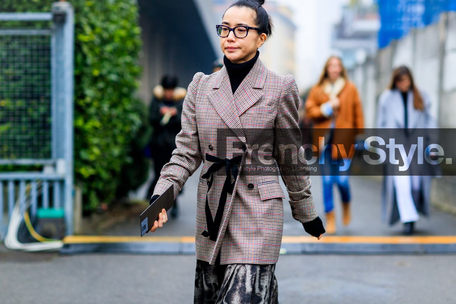 atmosphere details, AUTUMN WINTER 2017-2018, AW 17-18, black belt, black turtleneck, brown jacket, bun, detail, FALL WINTER 2017-2018, fashion week, frenchystyle, FW, FW 17-18, horizontal, houndstooth pattern, jonathan paciullo, MFW, MILAN, street style