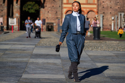 alberta ferretti look, alberta ferretti jacket, alberta ferretti pants, alberta ferretti boots, alberta ferretti top, white shirt, white blouse, high collar, high collar blouse, high collar shirt, ruffle blouse, ruffle collar shirt, ruffle shirt, grey jacket, grey pants, grey leather jacket, grey leather pants, grey boots, suede boots, high boots, high heels boots, carrot pants, belted pants, mini bag, black leather bag, animal skin bag, fashion week, frenchystyle, FW, jonathan paciullo, street style, MFW, MILAN, SPRING SUMMER 2021, SS 21, horizontal, atmosphere details, full length