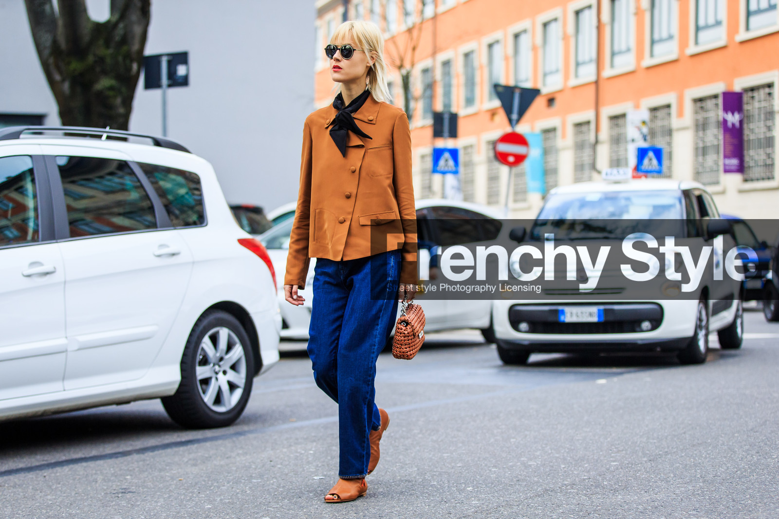 atmosphere details, AUTUMN WINTER 2016-2017, AW 16-17, black scarf, blue denim, bow, brown bag, brown jacket, brown shoes, camel bag, camel jacket, denim pants, FALL WINTER 2016-2017, fashion week, frenchystyle, full length, FW, FW 16-17, horizontal, jeans, jonathan paciullo, leather bag, leather shoes, LFW, linda tol, LONDON, MENSWEAR, open toe, street style, sunglasses, trousers