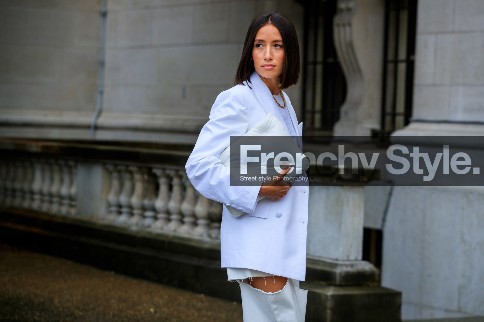 alexandra guerain, white total look, white jacket, white jeans, white pullover, white leather bag, quilted bag, margiela bag, used jeans, margiela pants, fashion week, frenchystyle, FW, jonathan paciullo, street style, SPRING SUMMER 2020, SS 20, PFW, PARIS, horizontal, atmosphere details, detail