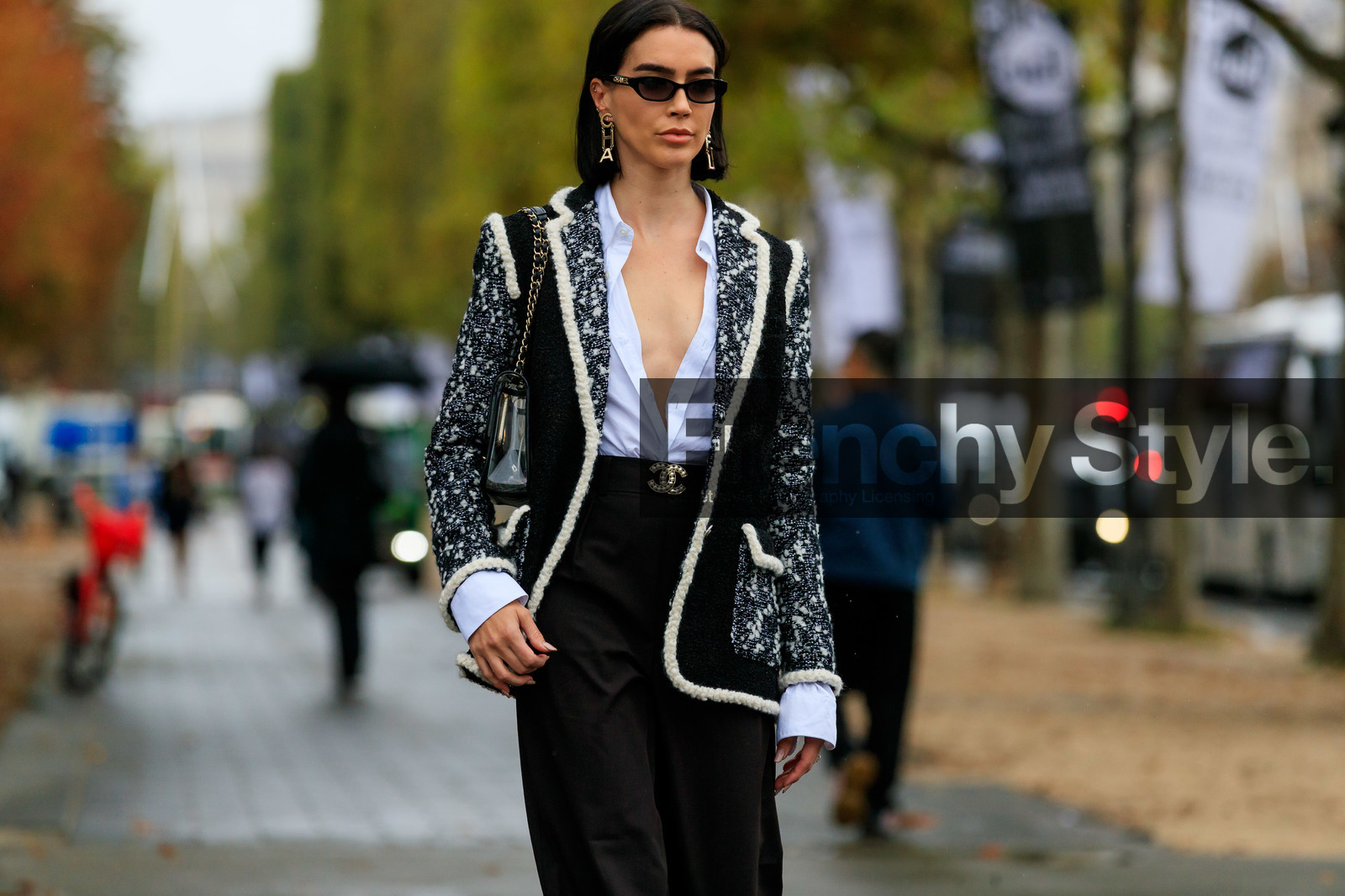 brittany xavier, chanel bag, chanel jacket, chanel earrings, chanel belt, chanel sunglasses, chanel total look, white shirt, low necked shirt, black jacket, white jacket, tweed jacket, golden earrings, letters earrings, dangling earrings, black pants, plastic bag, sheer bag, chain strap bag, PARIS, PFW, SPRING SUMMER 2020, SS 20, fashion week, frenchystyle, FW, jonathan paciullo, street style, horizontal, atmosphere details, detail