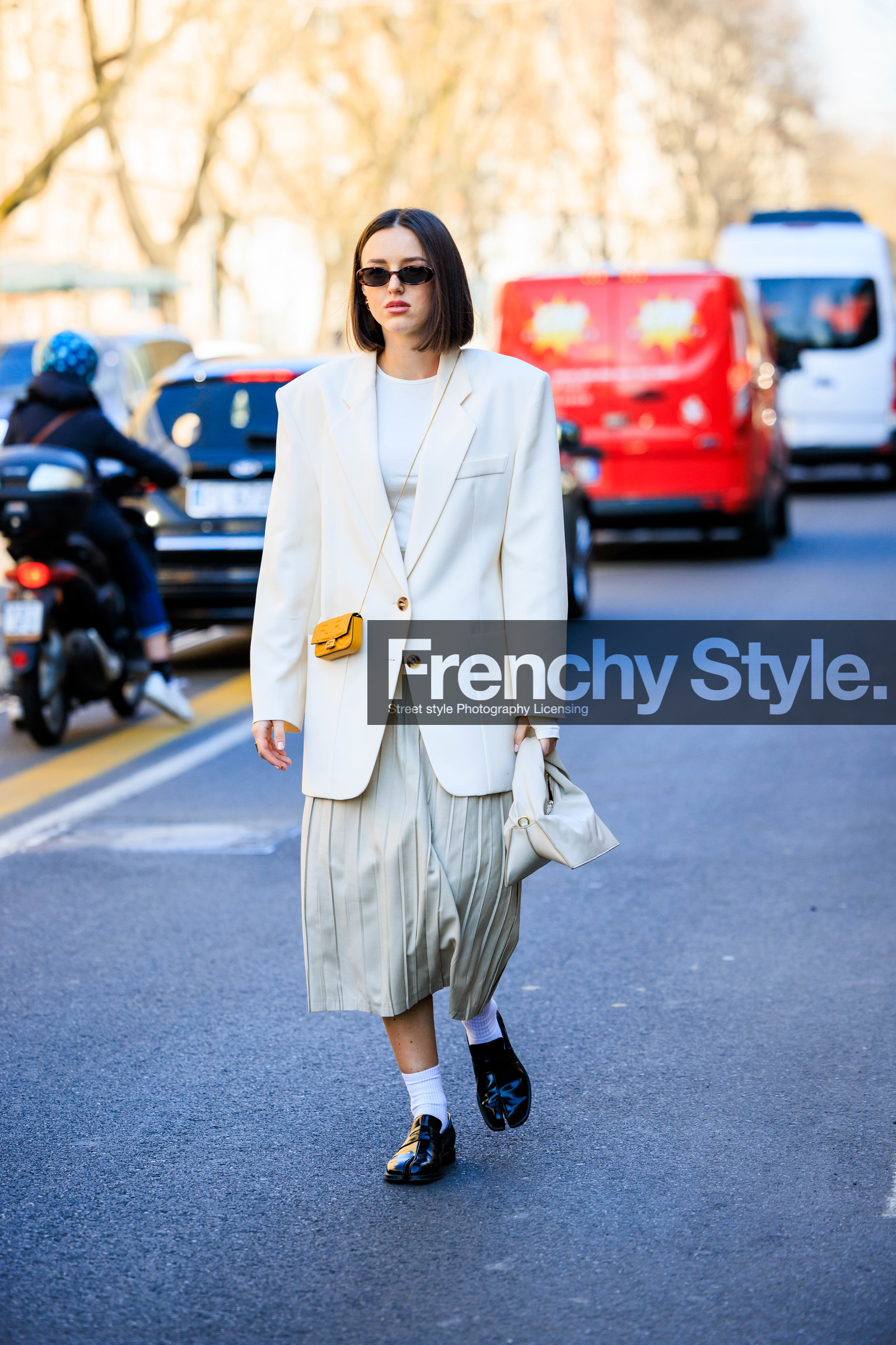 mini fendi crossbody, yellow fendi bag, mini fendi bag, mini bag, white blazer, oversized blazer, buttoned blazer, full white look, tortoise sunglasses, pleated midi skirt, white handbag, pencil bag, white tshirt, golden earrings, white socks, black mocassin, margiela mocassins, black tabi, tabi shoes, fashion week, frenchystyle, FW, jonathan paciullo, street style, MFW, MILAN, FALL WINTER 2022_2023, AUTUMN WINTER 2022-2023, FW 22-23, vertical, full length