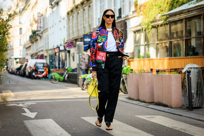 multicolor jacket, printed jacker, white tshirt, celine belt, black trousers, black sandals, yellow bag, black sunglasses, street style, jonathan paciullo, FW, frenchystyle, fashion week, AUTUMN WINTER 2022-2023, FALL WINTER 2022_2023, FW 22-23, PFW, PARIS, horizontal, atmosphere details, full length