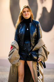 black look, pattent look, pattent jacket, pattent skirt, black jacket, black skirt, mini skirt, black turtleneck, dior, classic trench, kaki trench, dior bag, leather bag, christian bag, pendant necklace, fashion week, frenchystyle, FW, jonathan paciullo, street style, PARIS, PFW, SPRING SUMMER 2022, SS 22, atmosphere details, detail, vertical, eugenie trochu