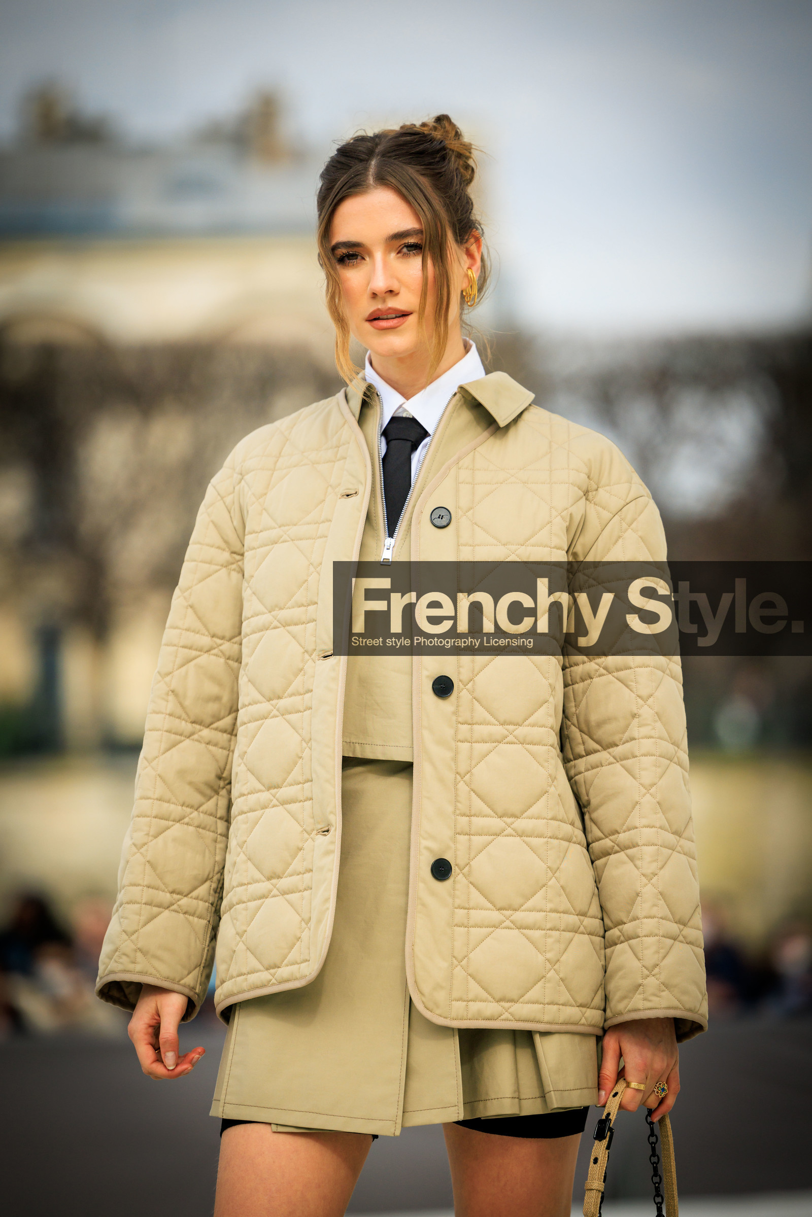 dior, dior jacket, puffed jacket, beige jacket, beige skirt, mini skirt, white tshirt, black tie, dior bag, beige bag, chained bag, beige look, zita d hauteville, fashion week, frenchystyle, FW, jonathan paciullo, street style, AUTUMN WINTER 2022-2023, FALL WINTER 2022_2023, FW 22-23, PFW, PARIS, vertical, detail