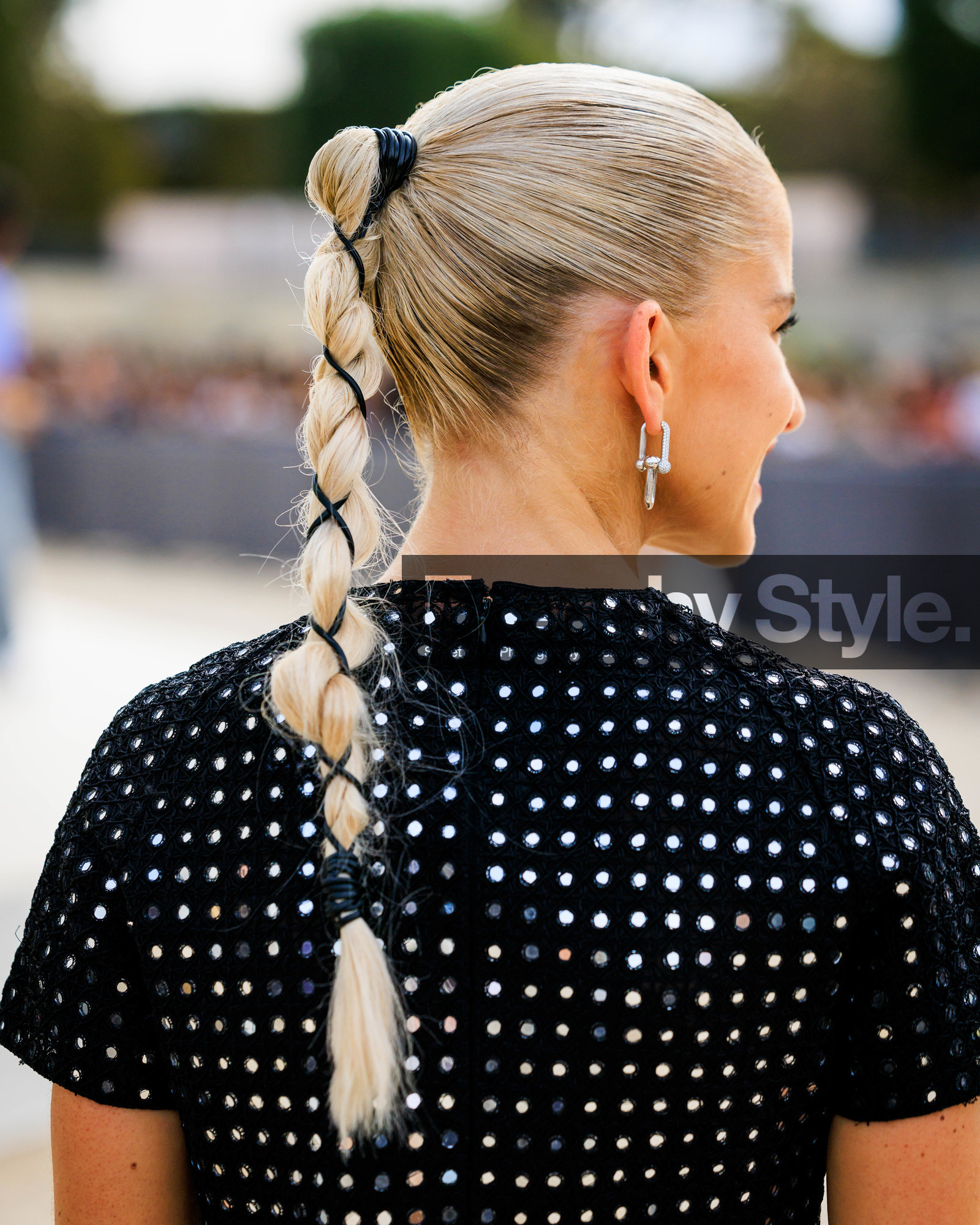 fashion week, frenchystyle, FW, jonathan paciullo, street style, PFW, PARIS, SPRING SUMMER 2024, SS 24, vertical, atmosphere details, detail