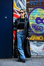 black sunglasses, print tshirt, black tshirt, black trench, leather trench, baggy jeans, denim pants, croc shoes, black shoes, black handbag, hera pradel, street style, jonathan paciullo, FW, frenchystyle, fashion week, AUTUMN WINTER 2022-2023, FALL WINTER 2022_2023, FW 22-23, PFW, PARIS, full length, vertical