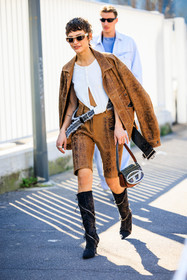 brown look, leather short, brown shorts, leather jacket, cut out tshirt, white tshirt, black zipper boots, leather boots, diesel bag, diesel handbag, white sunglasses, denim belt, fashion week, frenchystyle, FW, jonathan paciullo, street style, MFW, MILAN, AUTUMN WINTER 2022-2023, FALL WINTER 2022_2023, FW 22-23, vertical, full length