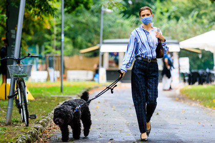 blue shirt, white shirt, striped shirt, houndstooth printed pants, houndstooth printed jeans, black jeans, black bag, camel leather bag, shoulder bag, beige shirt, carrot pants, slouchy jeans, studs belt, black leather belt, dog, covid face mask, street style, jonathan paciullo, FW, frenchystyle, fashion week, MFW, MILAN, SPRING SUMMER 2021, SS 21, horizontal, atmosphere details, full length