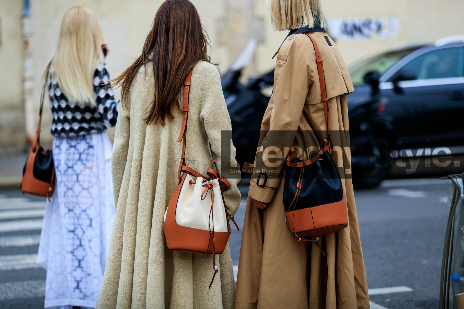 linda tol, chloe loulou de saison, camel leather bag, bucket bag, black leather bag, beige trench coat, loewe bag, loewe trenchcoat, bag detail, back details, shoulder bag, white bag, fur coat, light beige coat, long coat, fashion week, frenchystyle, FW, jonathan paciullo, street style, PFW, PARIS, AUTUMN WINTER 2020-2021, FALL WINTER 2020-2021, FW 20-21, horizontal, detail, atmosphere details