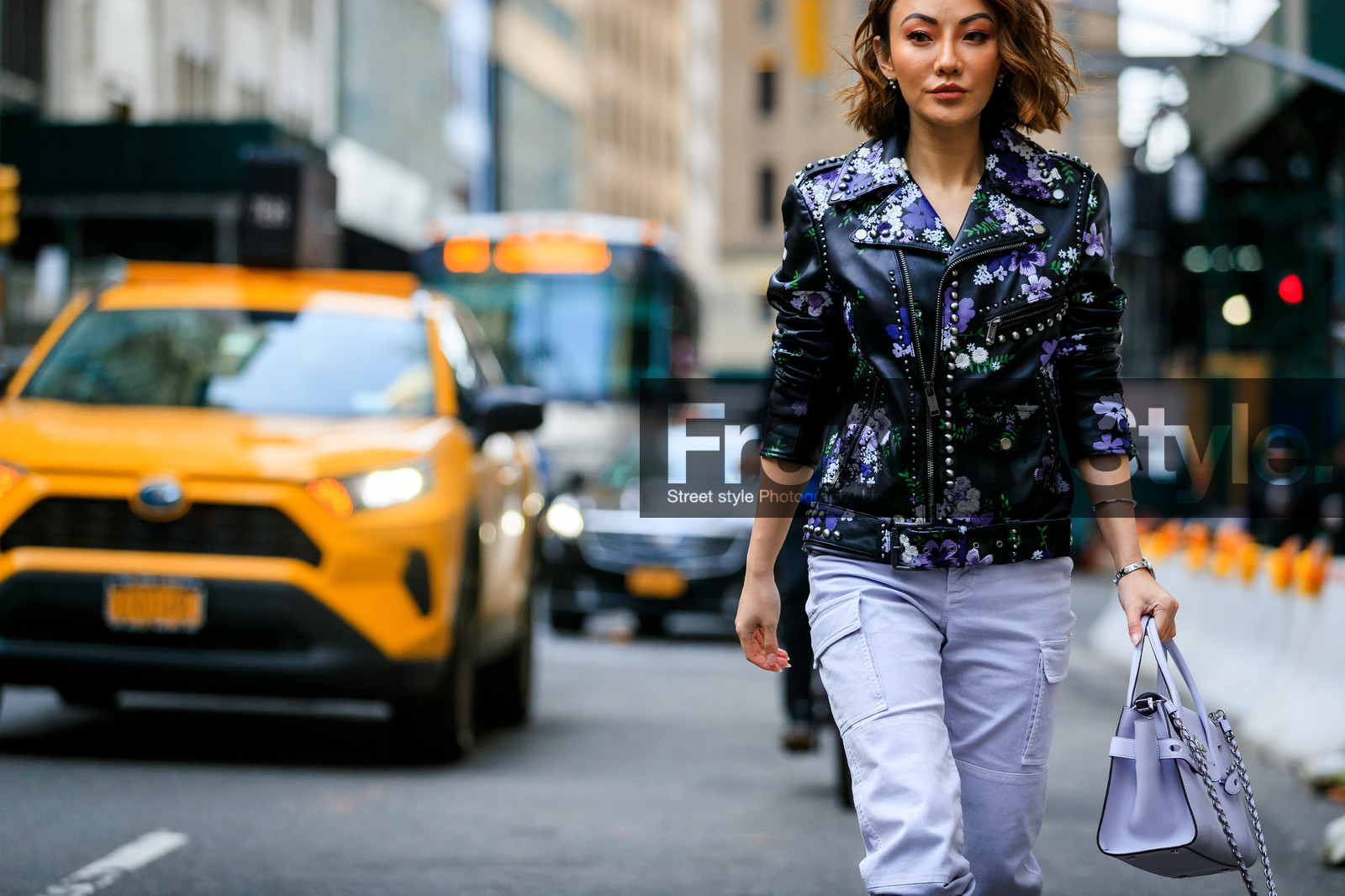 black leather perfecto, embroidered jacket, floral embroidered jacket, lilac pants, lilac bag, lilac leather bag, michael kors bag, silvered chain strap bag, hand bag, zipped jacket, multi pocket pants, silvered bracelet, silvered watch, studs jacket, purple pants, purple leather bag, purple jacket, lilac jacket, fashion week, frenchystyle, FW, jonathan paciullo, street style, NYFW, NEW YORK, AUTUMN WINTER 2020-2021, FALL WINTER 2020-2021, FW 20-21, horizontal, atmosphere details, detail