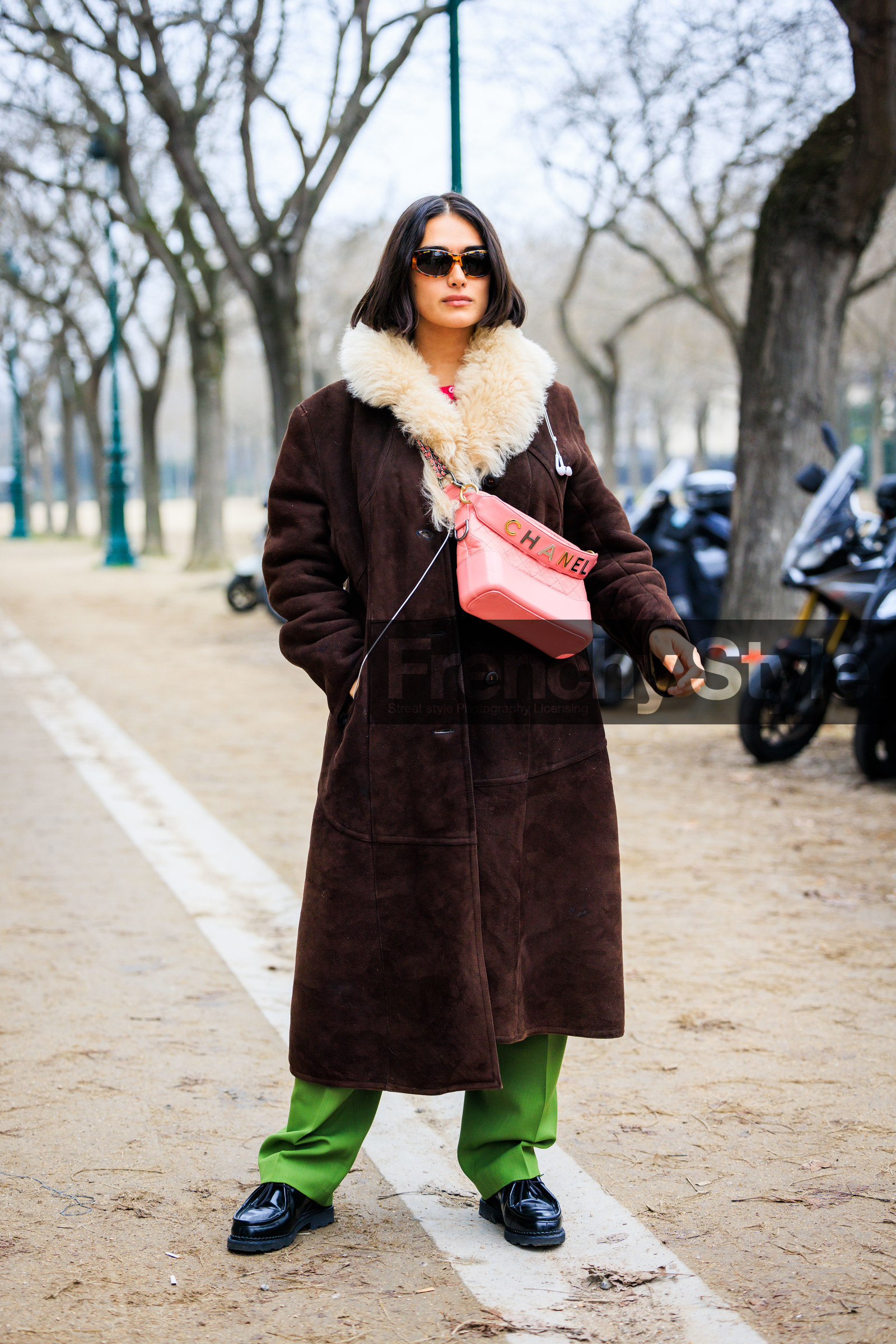 tortoise sunglasses, short hair, model, furry coat, furry collat, leather coat, brown coat, crossbody bag, chanel bag, pink bag, green trousers, black shoes, dandy look, fashion week, frenchystyle, FW, jonathan paciullo, street style, PARIS, PFW, SPRING SUMMER 2022, SS 22, full length, vertical