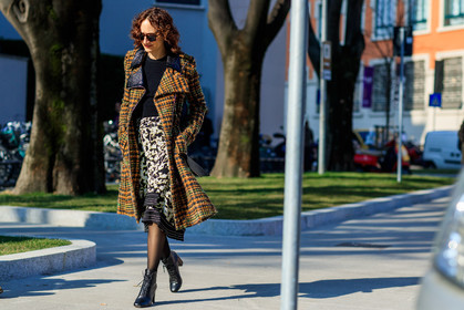 atmosphere details, AUTUMN WINTER 2017-2018, AW 17-18, black boots, black shoes, brown coat, FALL WINTER 2017-2018, fashion week, frenchystyle, full length, FW, FW 17-18, graphic coat, graphic jacket, high heels, horizontal, jonathan paciullo, leather shoes, MFW, MILAN, printed coat, printed jacket, printed skirt, street style, sunglasses