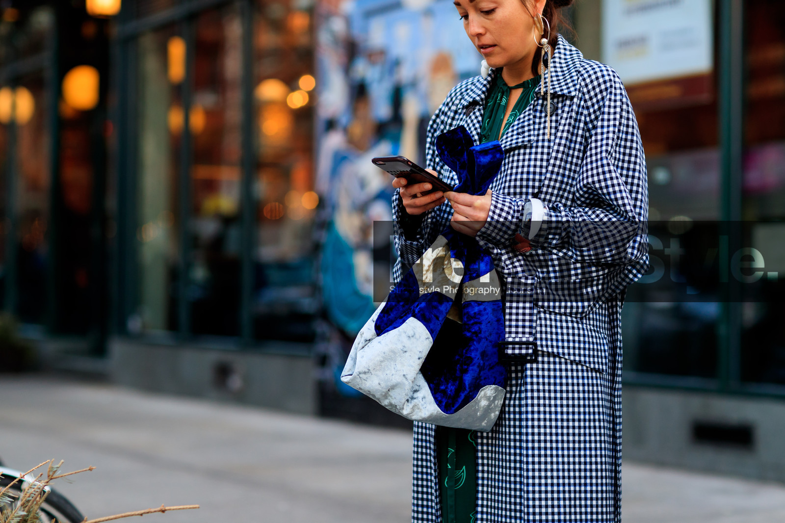 black and white, blue bag, bracelet, checked, gingham, graphic bag, graphic jacket, leather bag, plaid, printed bag, printed jacket, trench coat, street style, jonathan paciullo, FW, frenchystyle, fashion week, NYFW, NEW YORK, AUTUMN WINTER 2018-2019, AW 18-19, FALL WINTER 2018-2019, FW 18-19, atmosphere details, horizontal, detail, rachael wang