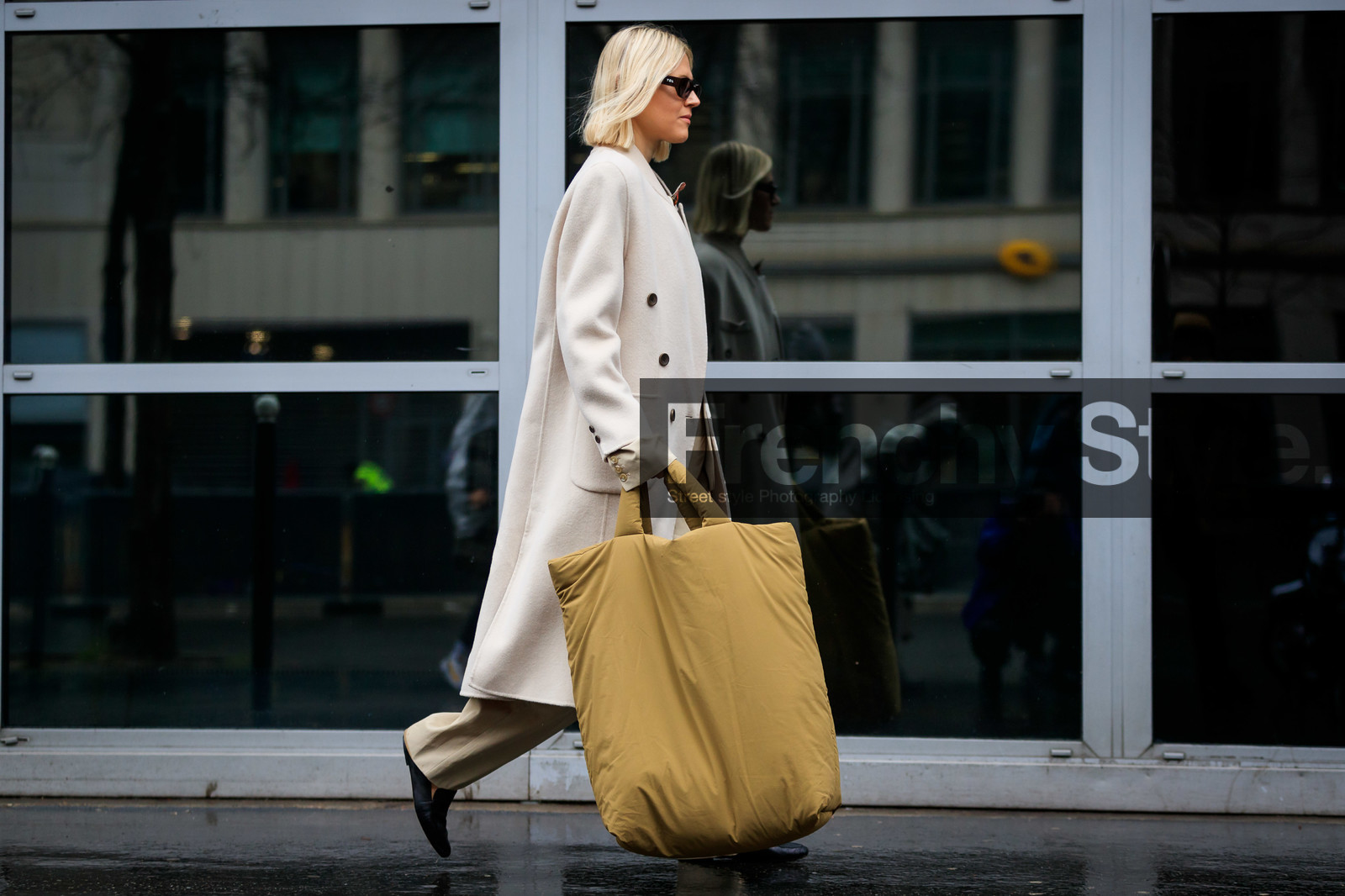 linda tol, light beige coat, kaki bag, huge bag, big bag, tol sunglasses, butterfly sunglasses, beige pants, checked scarf, plaid scarf, fashion week, frenchystyle, FW, jonathan paciullo, street style, PFW, PARIS, horizontal, atmosphere details, full length
