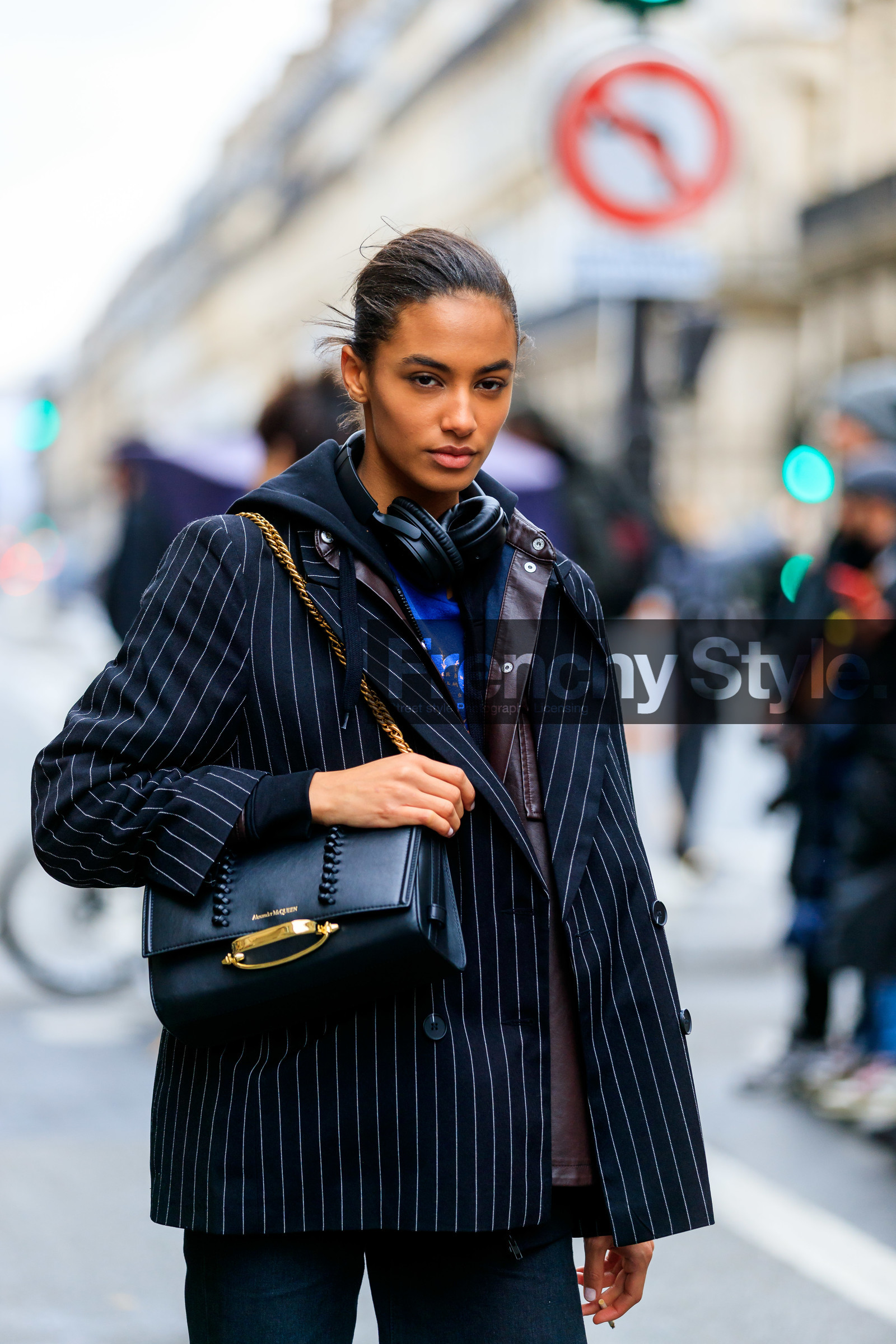 model, black hoodie, black jacket, black leather bag, brown leather shirt, shoulder bag, golden chain strap bag, alexander mcqueen bag, striped jacket, nude make up, make up, make up details, fashion week, frenchystyle, FW, jonathan paciullo, street style, PFW, PARIS, vertical, atmosphere details, detail