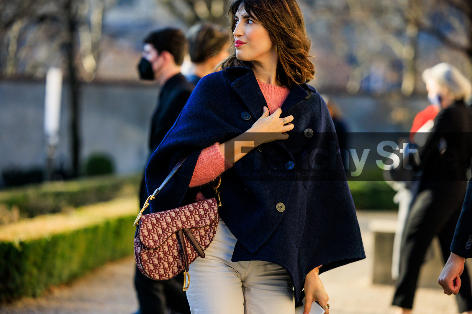 red lips, pink jumper, blue cape, white pants, saddle bag, dior bag, burgundy bag, monogram bag, classic style, ring, golden loop earrings, fashion week, frenchystyle, FW, jonathan paciullo, street style, PARIS, PFW, SPRING SUMMER 2022, SS 22, atmosphere details, detail, horizontal, jeanne damas