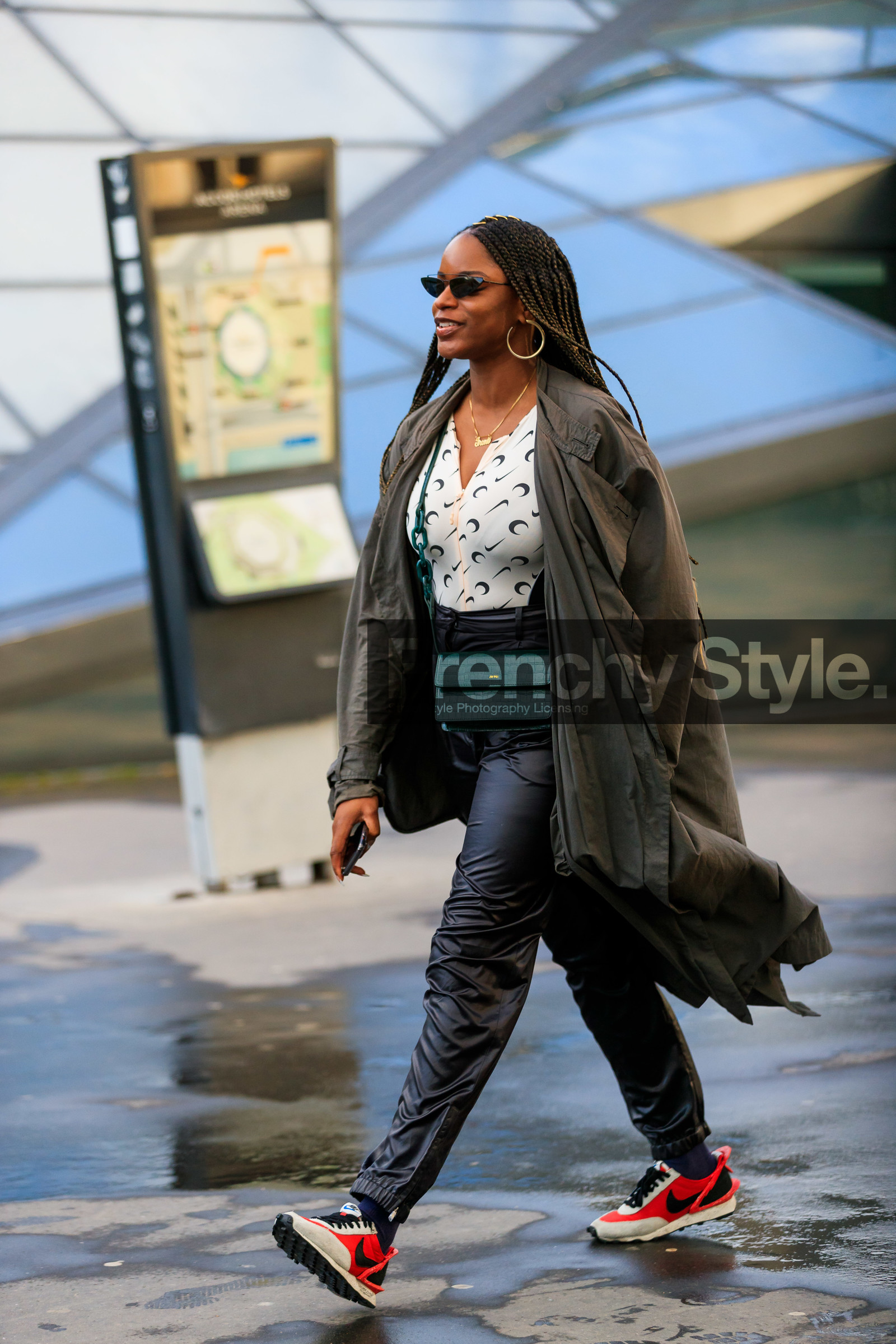 kaki trench coat, white top, black top, monogrammed top, technical fabric top, zipped top, marine serre top, nike top, low necked top, metalic frame sunglasses, futurist shape sunglasses, small sunglasses, crossbody bag, green leather bag, animal skin bag, jw pei bag, black leather pants, black sneackers, red sneakers, nike shoes, undercover shoes, undercover sneakers, hoop earrings, big earrings, fashion week, frenchystyle, FW, jonathan paciullo, street style, PFW, PARIS, AUTUMN WINTER 2020-2021, FALL WINTER 2020-2021, FW 20-21, vertical, full length
