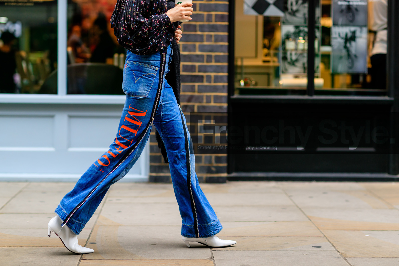 atmosphere details, black shirt, blue denim, denim pants, detail, fashion week, flare jean, frenchystyle, FW, horizontal, jeans, jonathan paciullo, leather shoes, LFW, LONDON, printed pants, printed shirt, SPRING SUMMER 2017, SS 17, street style, trousers, vêtements, white shoes, woman, zip