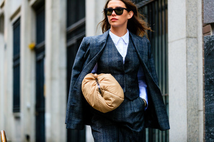 dark grey jacket, dark grey bermuda shorts, checked bermuda shorts, checked jacket, checked suits, dark grey suits, three pieces suits, boyish look, white shirt, sleeveless jacket, light beige leather clutch, rayban sunglasses, sarah lou falk, street style, jonathan paciullo, FW, frenchystyle, fashion week, MFW, MILAN, SPRING SUMMER 2021, SS 21, horizontal, atmosphere details, detail