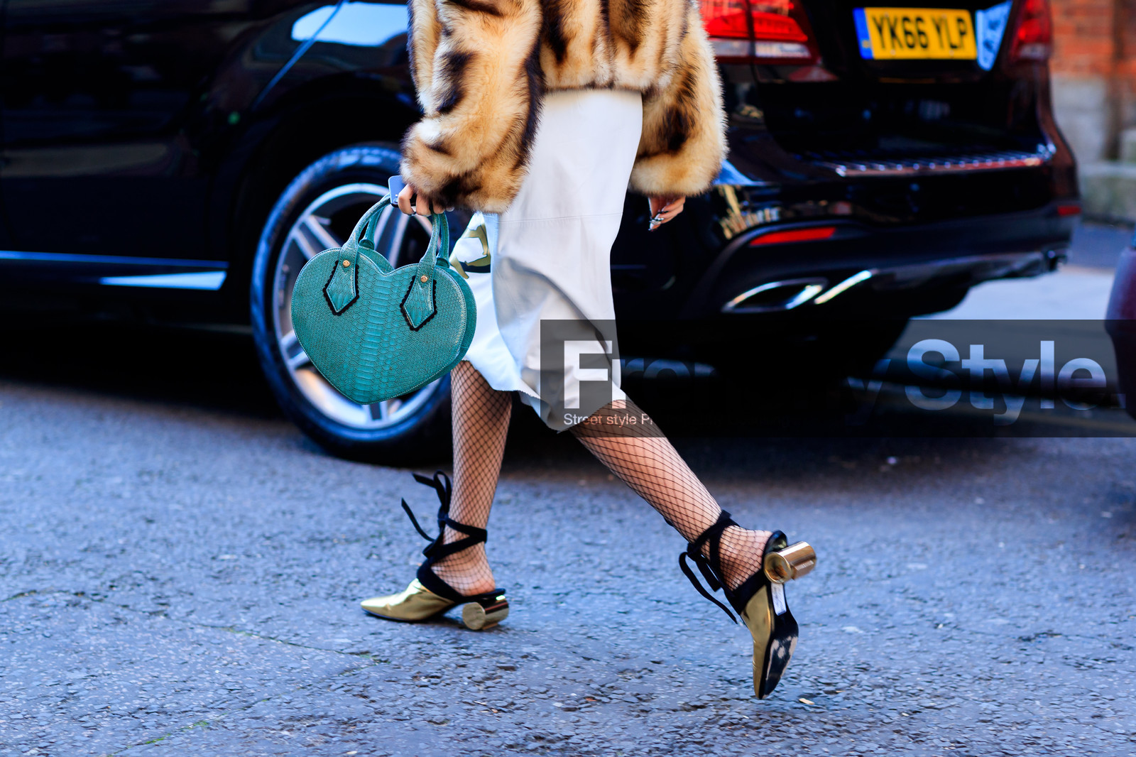 atmosphere details, AUTUMN WINTER 2017-2018, AW 17-18, detail, FALL WINTER 2017-2018, fashion week, fishnet, frenchystyle, fur jacket, FW, FW 17-18, golden details, golden heel, golden shoes, graphic bag, green bag, high heels, horizontal, jonathan paciullo, jw anderson, leather bag, leather shoes, LFW, LONDON, natural fur, sita abellan, street style, tights, white dress