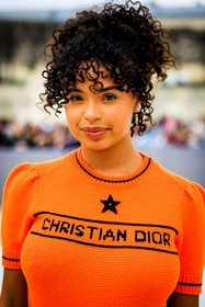 dior, knitted top, logo tshirt, knitwear, orange tshirt, dior tshirt, afro hair, close up, orange make up, eyeshadow, paola locatelli, fashion week, frenchystyle, FW, jonathan paciullo, street style, AUTUMN WINTER 2022-2023, FALL WINTER 2022_2023, FW 22-23, PFW, PARIS, vertical, detail