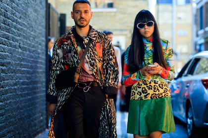 susie lau, crossbody bag, animal print coat, screen print caot, screen print shirt, chain necklace, sunglasses, strassed sunglasses, animal print top, turtleneck top, leather skirt, green skirt, tropical print top, fashion week, frenchystyle, FW, jonathan paciullo, street style, atmosphere details, horizontal, detail
